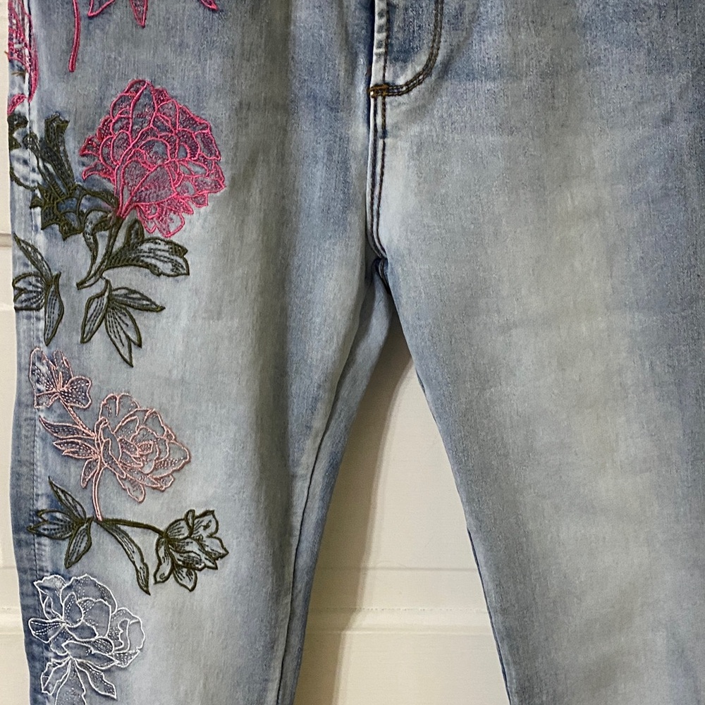 Oli & Hali Embroidered Floral Flare Jeans Size Small - Picture 3 of 13